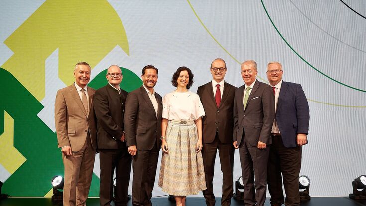 gruppenfoto: Obmann des Raiffeisenverbandes Salzburg (RVS) Erich Zauner, Geschäftsführer der Raiffeisen Lagerhaus Salzburg GmbH (RLS) Martin Schiller, RWA-Vorstandsmitglied Christoph Metzker, Mitglied der Geschäftsleitung des Raiffeisenverbandes Salzburg, Anna Doblhofer-Bachleitner, RWA-Vorstandsvorsitzender Johannes Schuster, Raiffeisen-Generalanwalt Erwin Tinhof und RWA-Aufsichtsratsvorsitzender Michael Göschelbauer beim Raiffeisentag