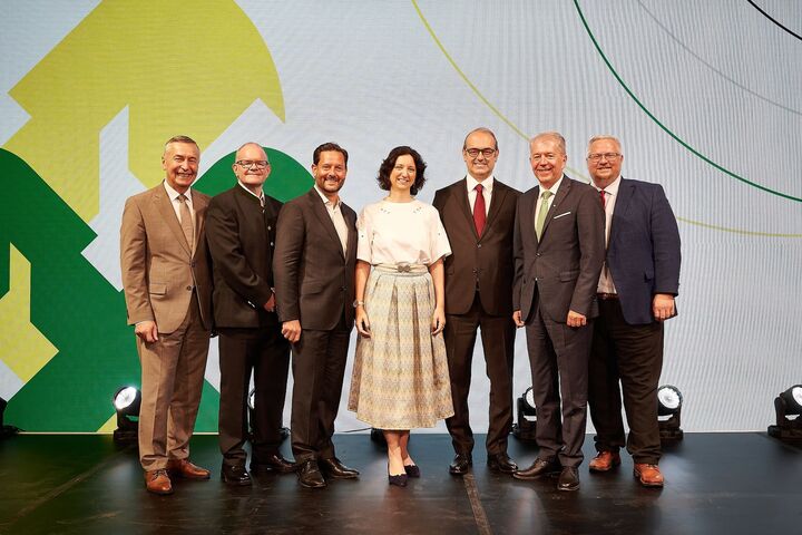 gruppenfoto: Obmann des Raiffeisenverbandes Salzburg (RVS) Erich Zauner, Geschäftsführer der Raiffeisen Lagerhaus Salzburg GmbH (RLS) Martin Schiller, RWA-Vorstandsmitglied Christoph Metzker, Mitglied der Geschäftsleitung des Raiffeisenverbandes Salzburg, Anna Doblhofer-Bachleitner, RWA-Vorstandsvorsitzender Johannes Schuster, Raiffeisen-Generalanwalt Erwin Tinhof und RWA-Aufsichtsratsvorsitzender Michael Göschelbauer beim Raiffeisentag