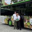Stefan Schindler (GF Tourismusverband Oststeiermark) und Eveline Trummler (Postbus Junior-Disponentin) vor einem mit werbung für die oststeiermark versehenem regiobus