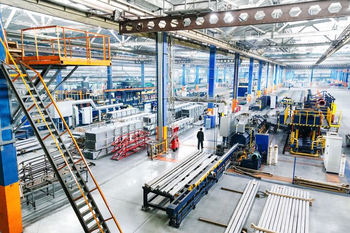 große werkshalle in einem industriebetrieb