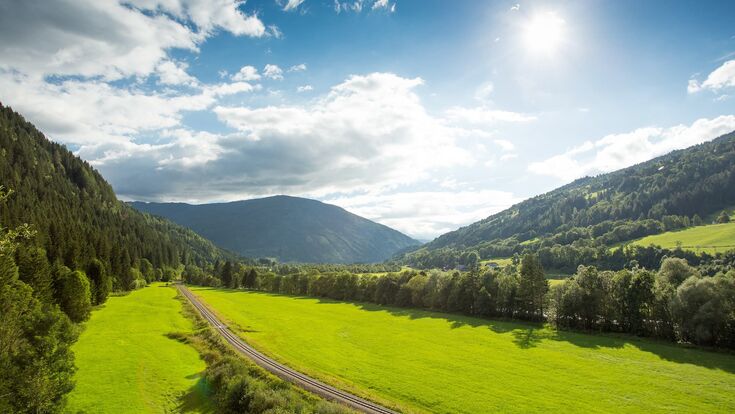 schiene der murtalbahn in üppiger grüner natur