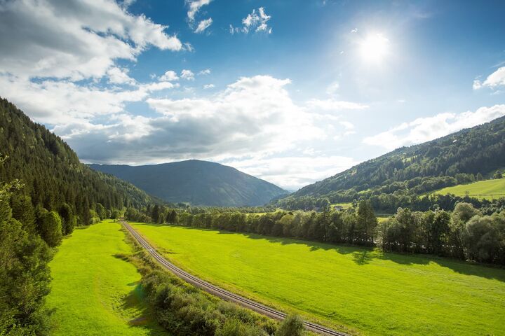 schiene der murtalbahn in üppiger grüner natur