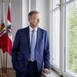 oberösterreichs landeshauptmann thomas stelzer blickt zufrieden aus einem fenster ins grüne