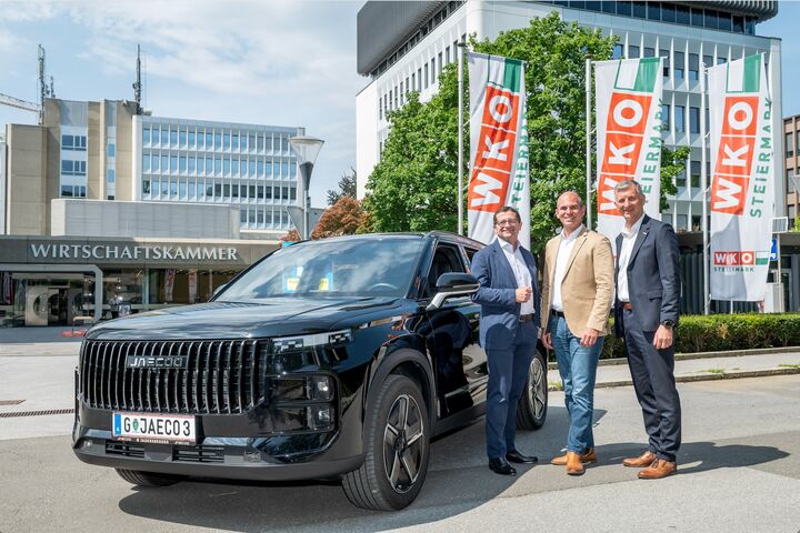 Gerald Auer (Geschäftsführer Vogl + Co), Peter Jagersberger (Obmann des steirischen Fahrzeughandels) und Gerhard Monsberger (Geschäftsleitung Porsche Inter Auto Steiermark) posieren im Zuge einer Pressekonferenz zum steirischen Fahrzeughandel 2026 vor einem SUV vor der WKO