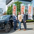 Gerald Auer (Geschäftsführer Vogl + Co), Peter Jagersberger (Obmann des steirischen Fahrzeughandels) und Gerhard Monsberger (Geschäftsleitung Porsche Inter Auto Steiermark) posieren im Zuge einer Pressekonferenz zum steirischen Fahrzeughandel 2026 vor einem SUV vor der WKO