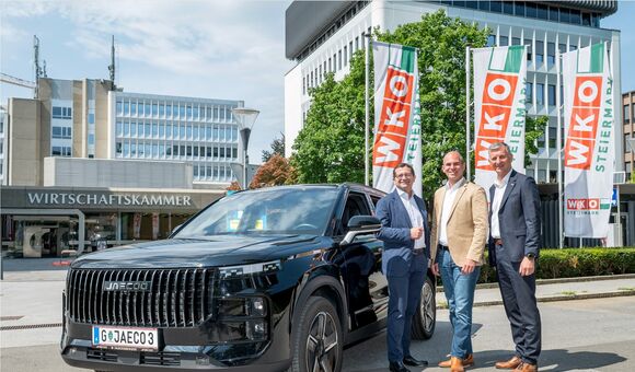 Gerald Auer (Geschäftsführer Vogl + Co), Peter Jagersberger (Obmann des steirischen Fahrzeughandels) und Gerhard Monsberger (Geschäftsleitung Porsche Inter Auto Steiermark) posieren im Zuge einer Pressekonferenz zum steirischen Fahrzeughandel 2026 vor einem SUV vor der WKO