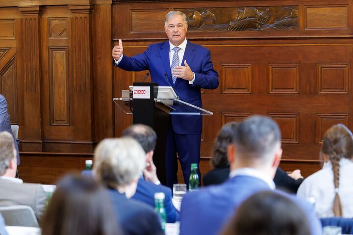 Walter Ruck, Präsident der WK Wien, bei einer Rede am Podium