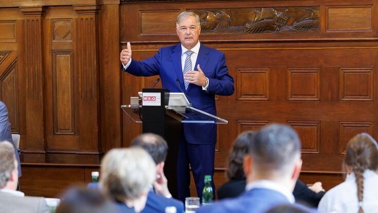 Walter Ruck, Präsident der WK Wien, bei einer Rede am Podium