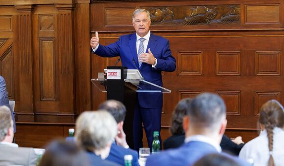 Walter Ruck, Präsident der WK Wien, bei einer Rede am Podium