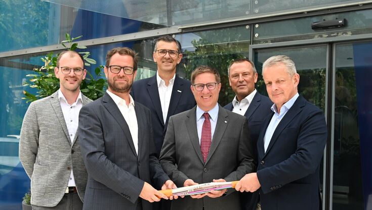 Simon Innerhuber (Projektleiter eww ag), Florian Niedersüß (Vorstandsvorsitzender eww ag), Nermin Adzamija (Leiter eww ITandTEL), Bürgermeister Dr. Andreas Rabl (Aufsichtsratsvorsitzender eww ag), Hartwig Tauber (GF und Projektleiter öGIG), Alfred Pufitsch (CEO öGIG)