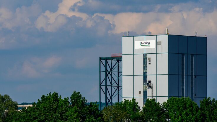 außenansicht auf das Lyocell-werk von lenzing in heiligenkreuz, burgenland